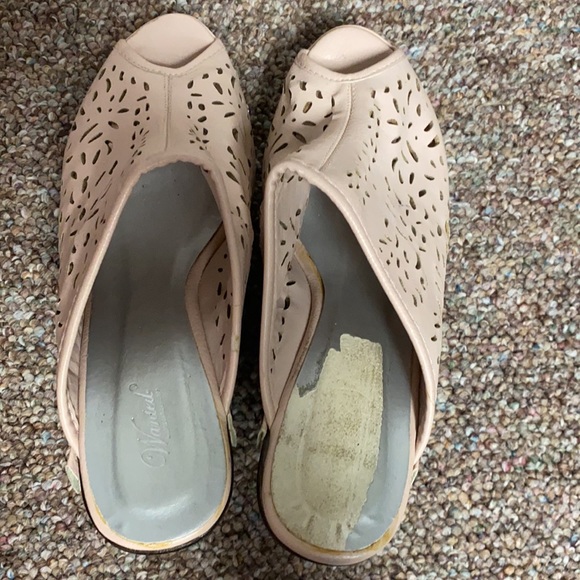 Wanted pink slide ons open toes. Size 8 4” heels - Picture 6 of 8